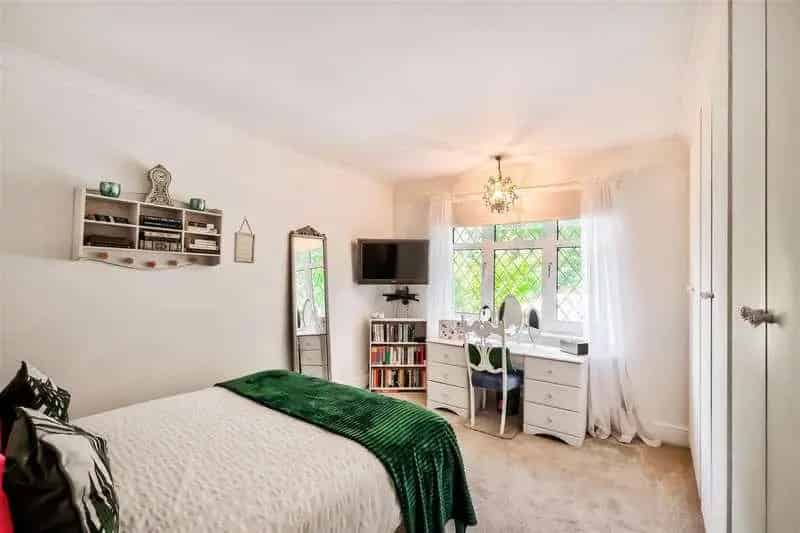 4 Bed House for Sale Church End