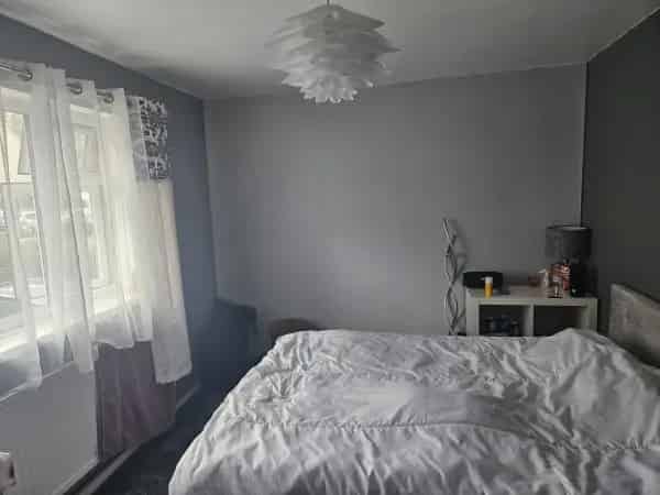 2 Bed House Big Sitting Room Good Kitchen Storage Shower
