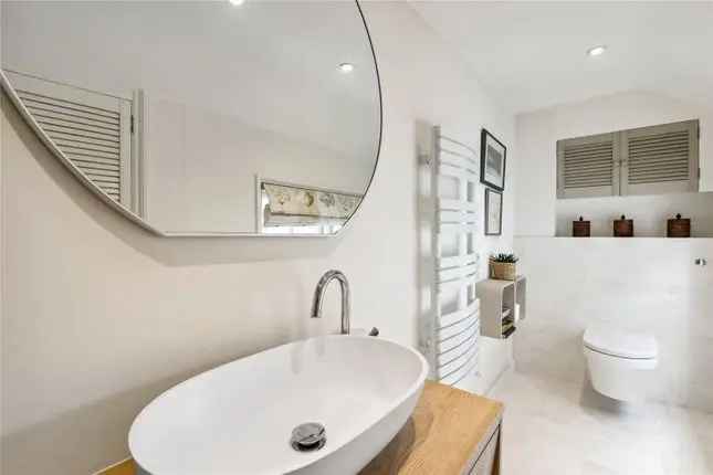 Mews house to rent in Kensington Court Mews, Kensington W8