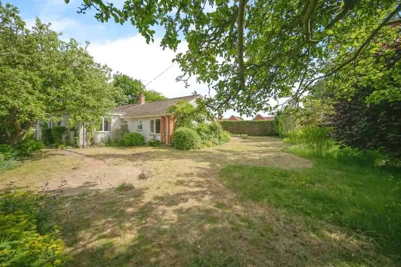 Three Bedroom Detached Bungalow with Garden and Garage