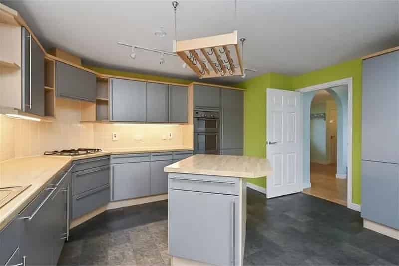 5 Bed Detached House with 3 Reception Rooms