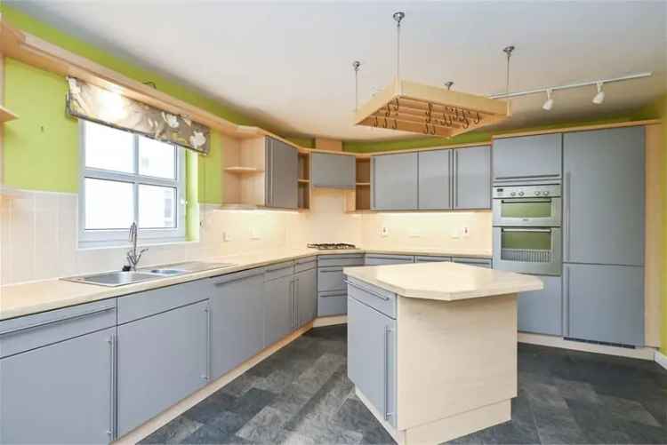 5 Bed House - Detached with 3 Reception Rooms