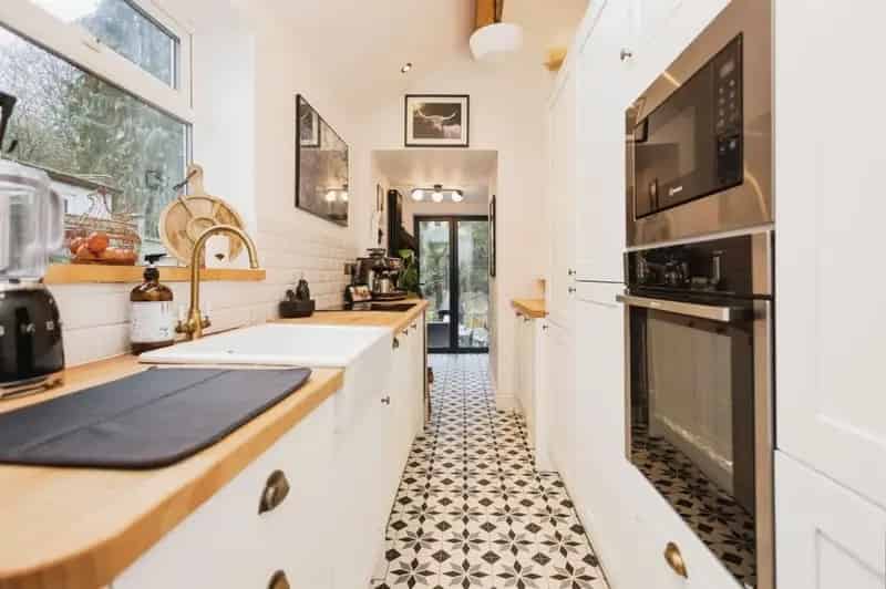Three Bedroom Family Home Extended Refitted Kitchen Off Road Parking