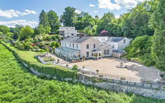 Craiglas House: 8-Bedroom Georgian Home with Guest & Staff Suites