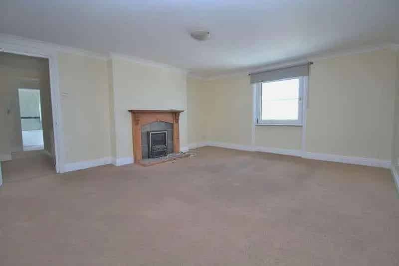 2 Bed Flat for Sale in Brighton - Seafront Apartment with Parking