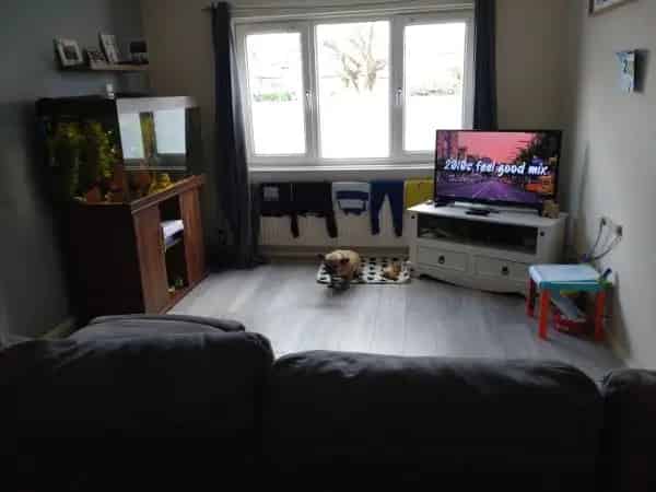 2 Bedroom Flat Near Tesco with Large Storage Cupboard