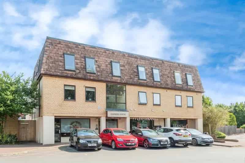 Two Bedroom Top Floor Flat Carterton Town Centre No Onward Chain