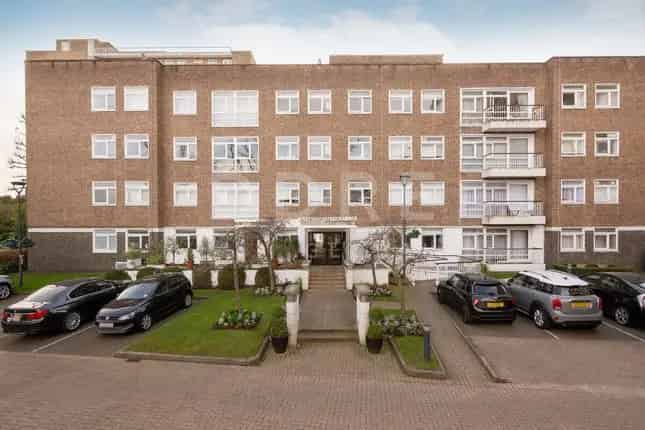 Flat for sale in St. John's Wood Park, London NW8