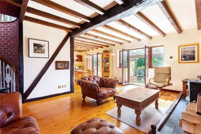 3 Bedroom Detached House for Sale with River Thames Views