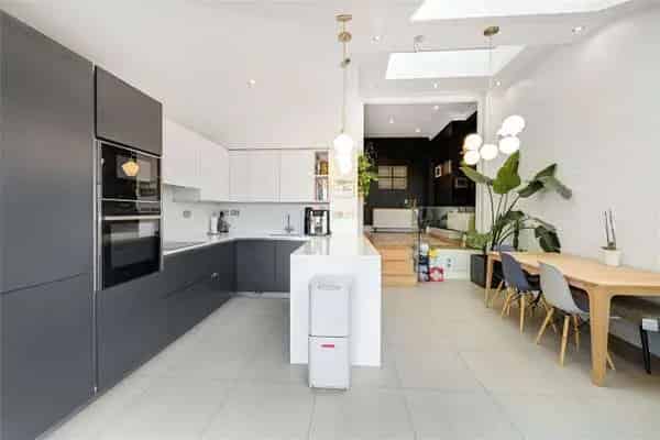 Refurbished 2-Bed Flat Chiswick Private Garden Ample Storage