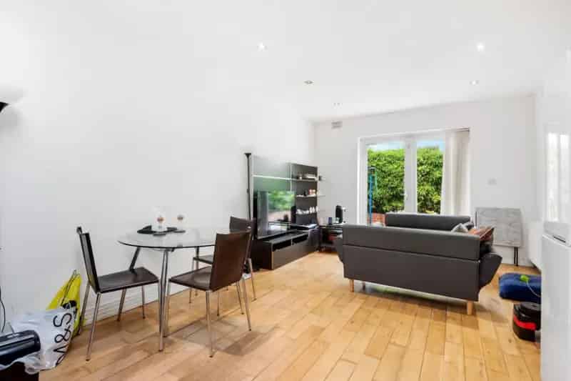 3 bedroom Flat
 For Sale 
Total Size: 1096 SQ FT