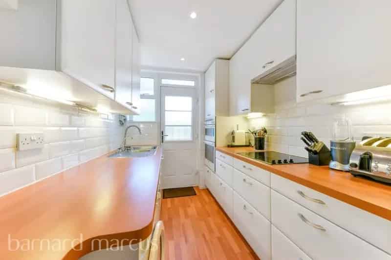 3 Bedroom Art Deco Flat Mortlake  Near Transport Links
