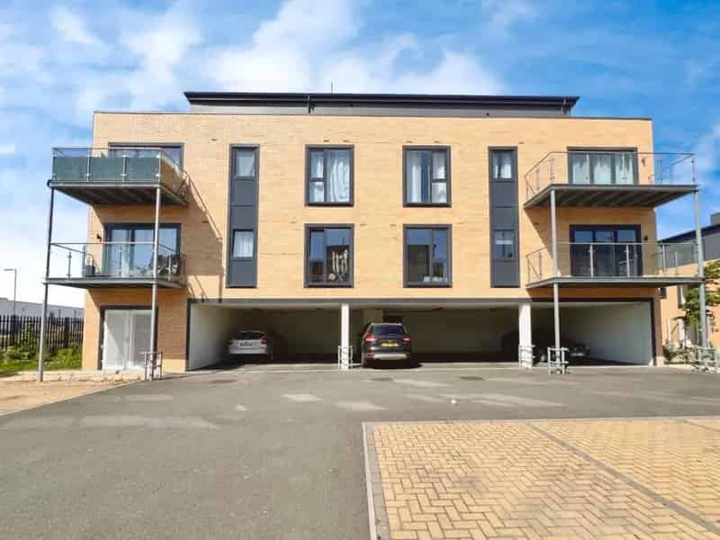 2 Bedroom Flat for Sale Ashford Near Station