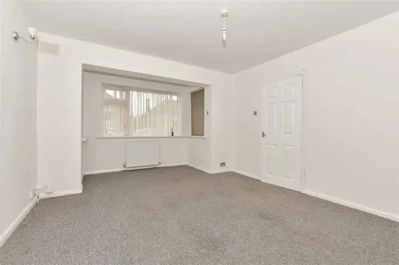 5 Bedroom Semi-Detached House For Sale Chain Free