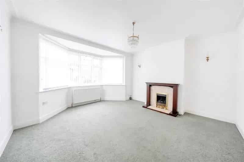 3 Bed Semi-Detached House For Sale Chain Free Modern Kitchen Garden Parking