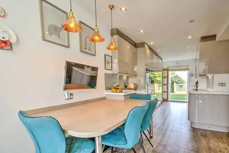 Luxury 6-Bedroom Detached House with Stunning Views
