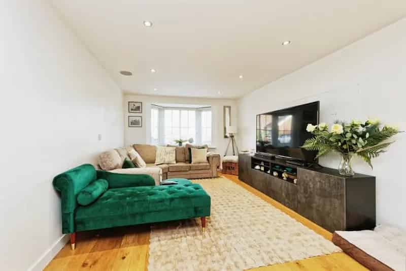 5 Bedroom Family Home with 3 En-Suites and Garden