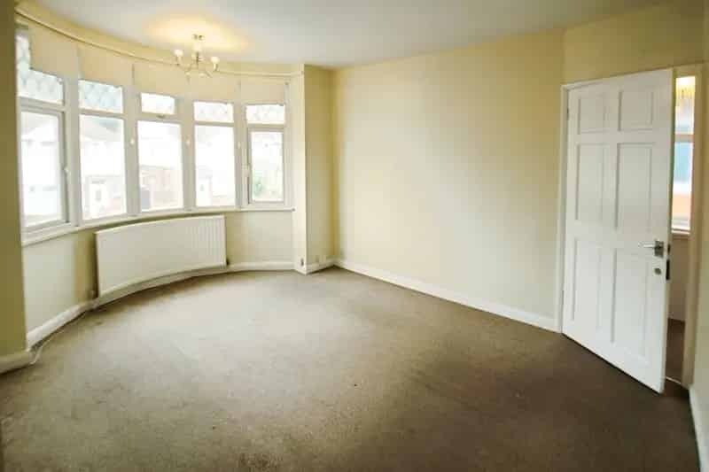 Three Bedroom House in Luton Farley Hill
