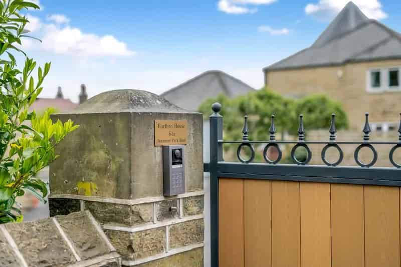 Immaculate 4 Bedroom Detached House Beaumont Park Huddersfield