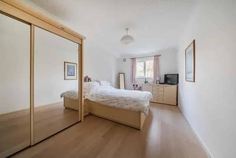 Spacious 2 Bed 2 Bath Apartment near Mainline Stations