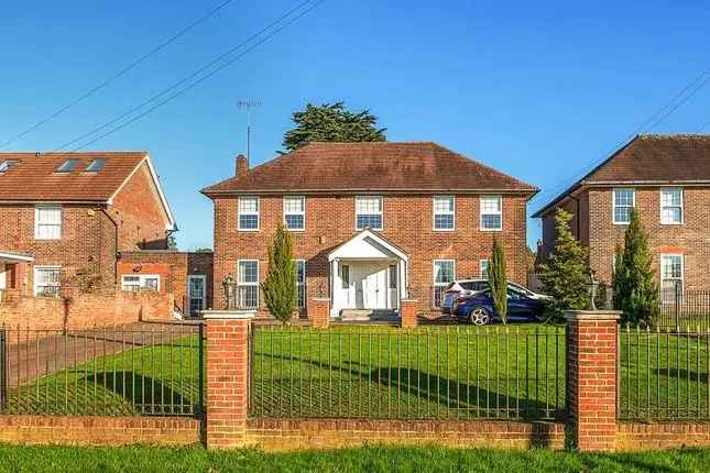 Detached House for Sale in Mill Hill NW7