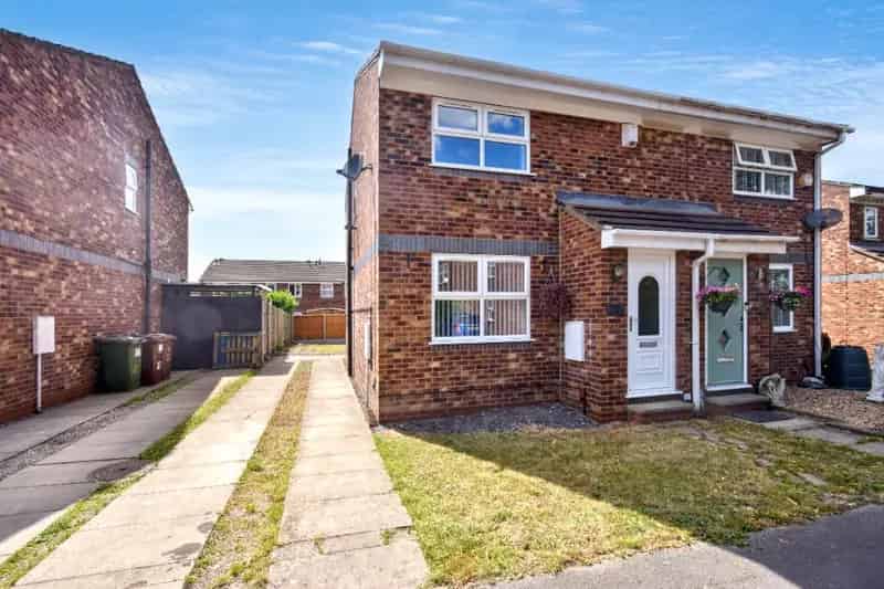 3 Bed Semi Detached House in WF1 - Modern Kitchen & Off-Road Parking