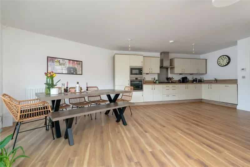 2 Bedroom Apartment to Rent in Edinburgh Hillside
