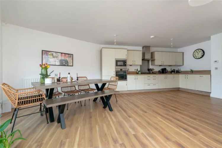 2 Bedroom Apartment to Rent in Edinburgh Hillside