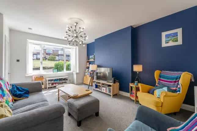 End Terrace House for Sale in The Oval Clarkston G76