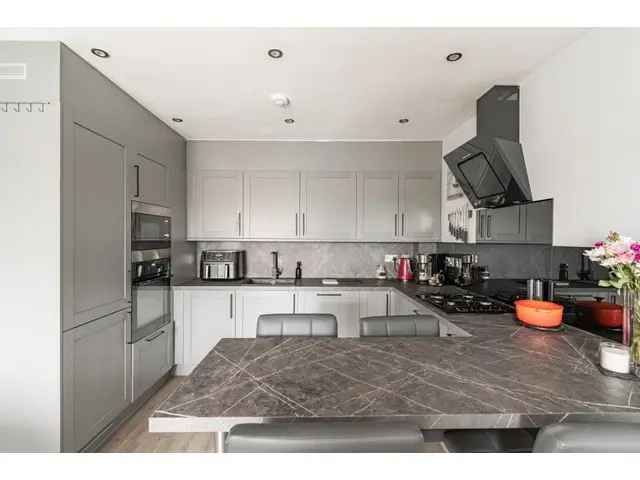 2 Bedroom Flat for Sale in Chesser