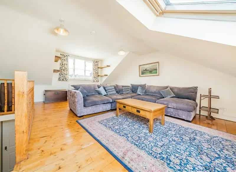 3 Double Bedroom Victorian Conversion, 980 sq ft, Oval