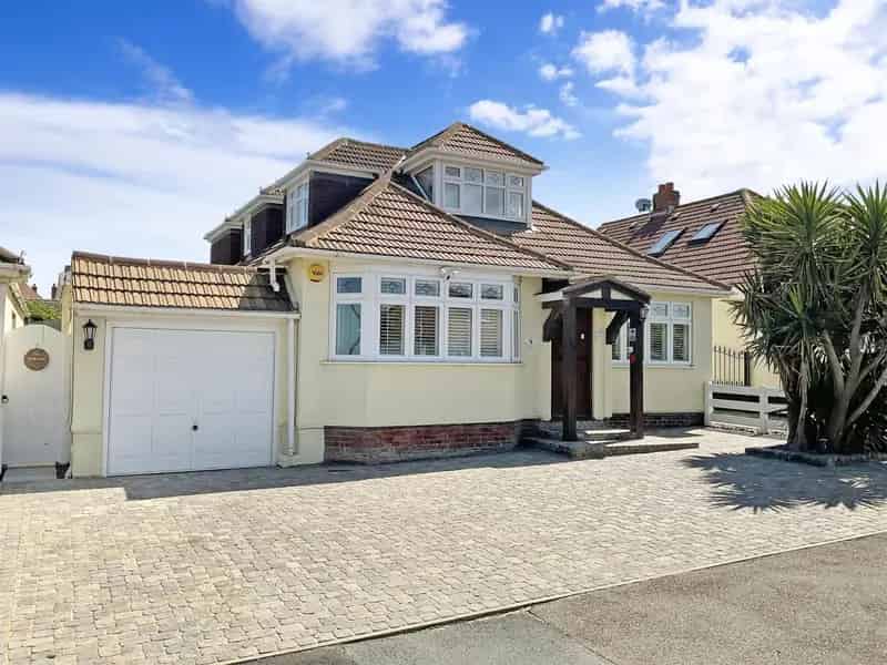6 Bedroom Detached House with Annexe Near Botany Bay