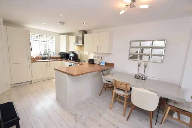 3 Bed Semi-Detached House with Garden and Parking