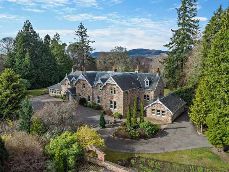 6 Bedroom Detached House for Sale in Inverness