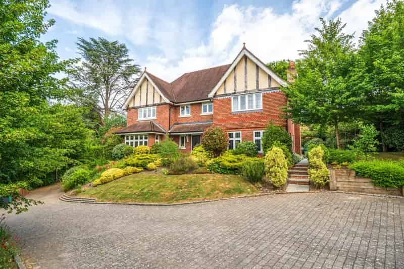 Luxury 5-Bedroom Detached House Kingswood