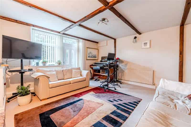 Garden Flat with Private Entrance and Rear Garden