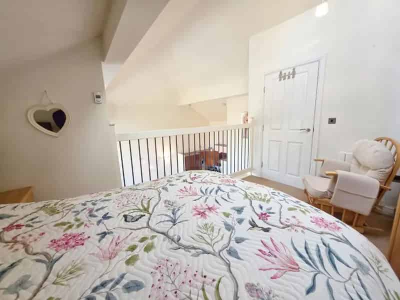 2 Bed Flat for Sale Near Town Centre