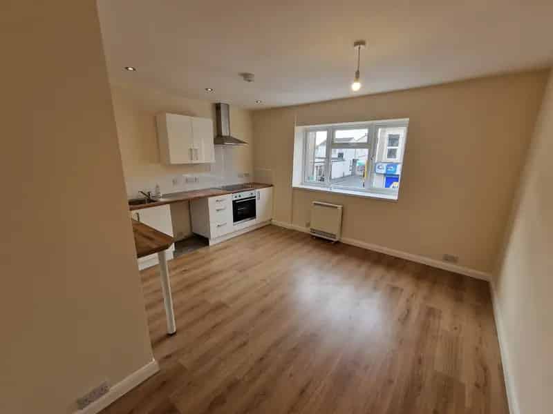 One Bedroom Flat Kingswood Available End of August