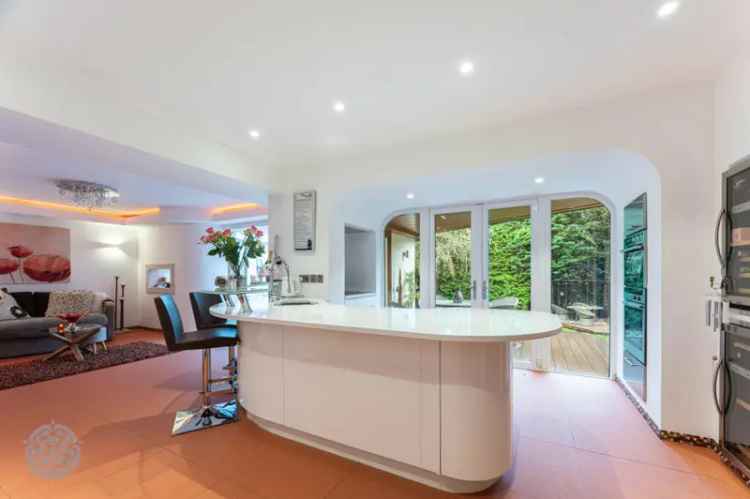 6 Bedroom Detached House for Sale