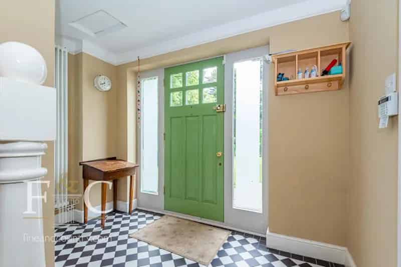 5 Bedroom Semi-Detached House with Garage and Games Room