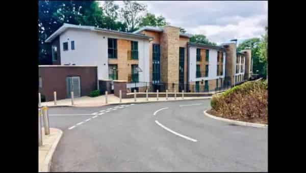 Large 2nd Floor Flat Under Ground Parking Communal Garden