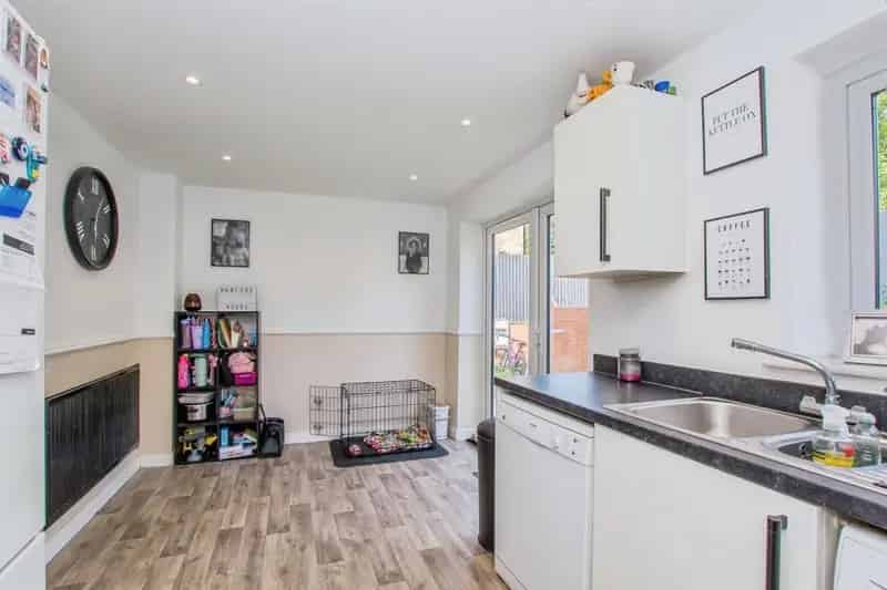 Family Home with Ensuite and Garden Two Parking Spaces