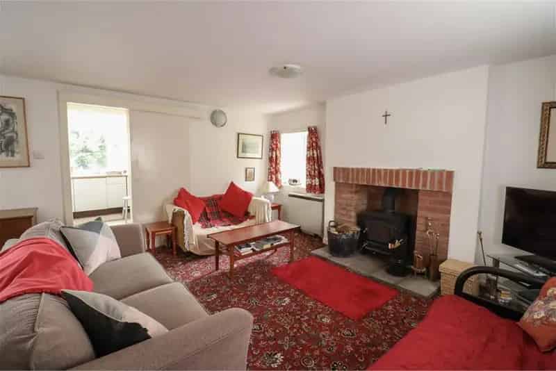 2 Bed Detached Bungalow with Garden and Garage