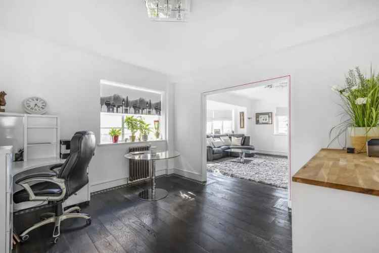 Flat For Sale in London, England