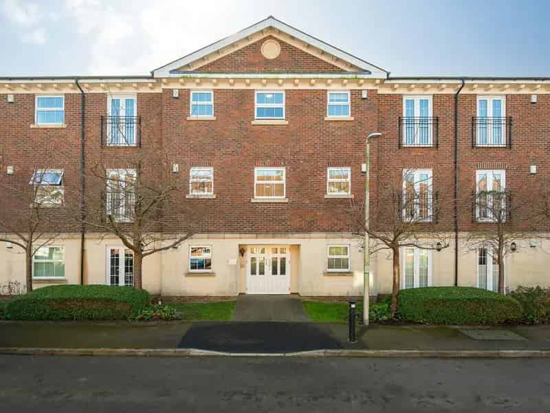 2 Bed Top Floor Apartment with Balcony and Parking