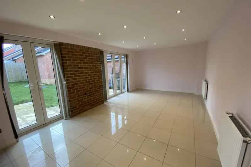 Spacious Family Home in Great Western Park with Double Garage
