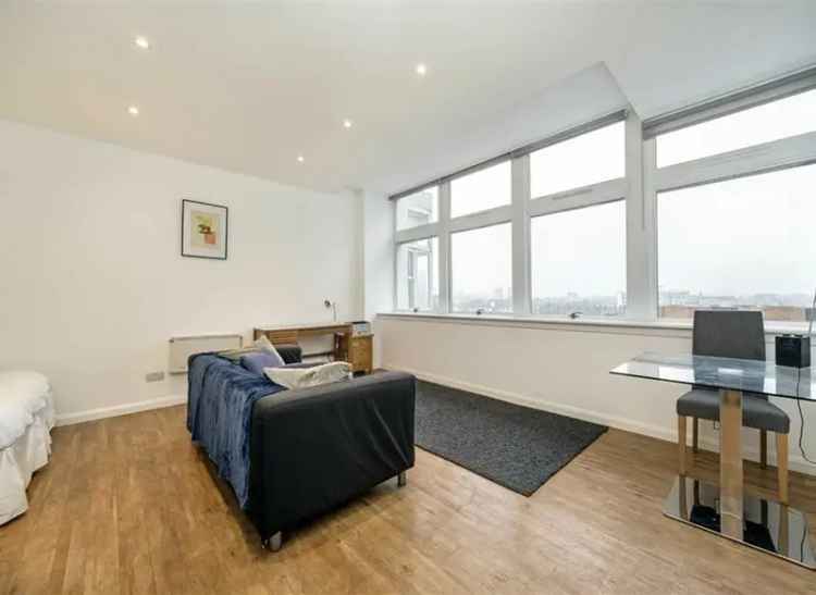 Flat For Sale in Newington Causeway, London, England