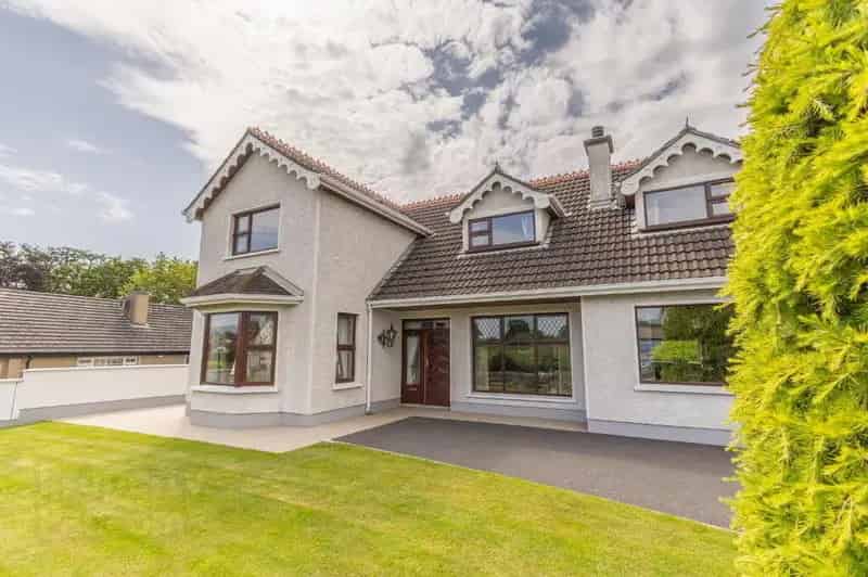 5 Bedroom Family Home with Double Garage and Low Maintenance Garden