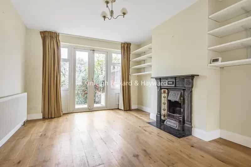 Three Bedroom Semi-Detached House with Parking and Garage Chain Free