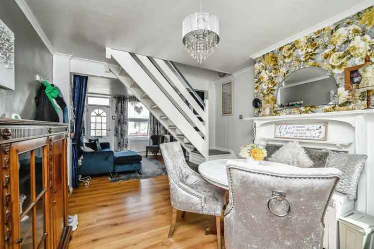 2 Bed House with Summerhouse and Modern Kitchen